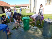 Společné odpoledne rodičů a dětí - natírání popelnic